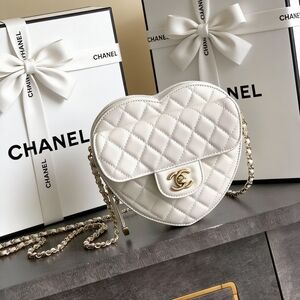 <AUTHENTIC>Chanel Heart Clutch withChain in White